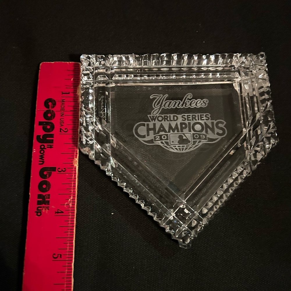 Waterford NY Yankees World Series Champions 2009 ltd edition paperweight - Picture 3 of 7